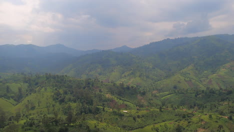 Stark-Bewölkt-Und-Nebel-Im-Landwirtschaftlichen-Dschungelflug-über-Drc-Kongo