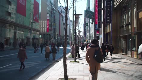 Straßenaufnahmen-Des-Ginza-Viertels-In-Tokio-An-Einem-Autofreien-Wochenende,-Tokio