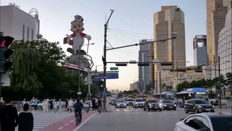 Busy-downtown-South-Korea-Seoul-city-rush-hour-traffic-and-pedestrian-crossing-time-lapse