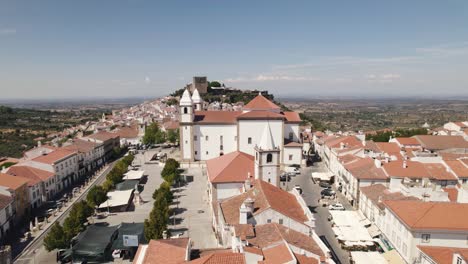 Aerial-backwards-view-from-church-to-complete-city-in-a-panoramic-effect