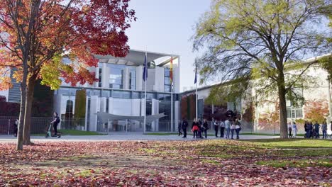 Menschen-Vor-Dem-Regierungsgebäude-In-Berlin-An-Einem-Sonnigen-Herbsttag