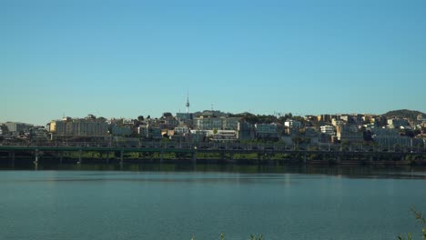 El-Río-Hangang-Y-El-Horizonte-De-La-Ciudad-De-Seúl-Con-La-Histórica-Torre-Namsan-En-Corea-Del-Sur-En-Un-Día-Soleado