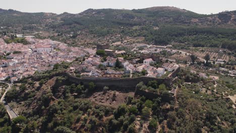 Absteigende-Luftaufnahme-über-Burg-Auf-Hügellandschaft,-Castelo-De-Vide-Panorama