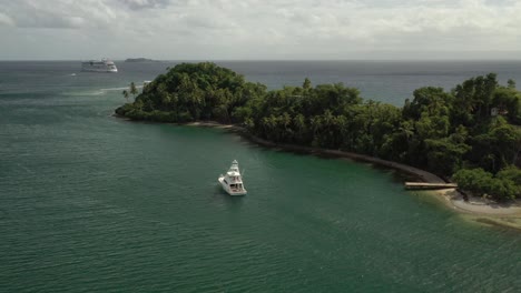 Vista-Aérea-De-La-Hermosa-Isla-Exótica-Con-Turistas-Visitantes-En-Lancha-Rápida-De-Lujo-Y-Crucero-En-El-Fondo---Bahía-De-Samana,-República-Dominicana-En-Verano