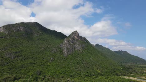 Montaña-De-Piedra-Caliza-Con-Una-Roca-Imponente-Que-Sobresale-A-Medida-Que-Las-Imágenes-Se-Deslizan-Hacia-La-Derecha