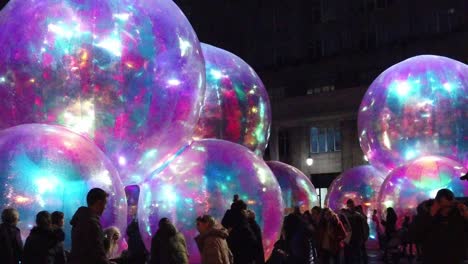 Flüchtig-Leuchtende-Abstrakte-Blasenkunstwerke-Am-Exchange-Flags-Square-Nelson-Monument-Liverpool-River-Of-Light-Show