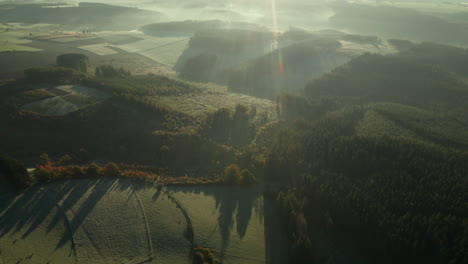 Luftaufnahme-Der-üppigen-Vegetation-Und-Der-Grünen-Wiesen-Im-Dorf-Sommerain-Im-Morgengrauen-In-Luxemburg,-Belgien