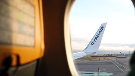 Blick-Durch-Das-Fenster-Eines-Flugzeugs-Während-Des-Flugs-Vom-Flughafen-Lissabon-In-Portugal---POV