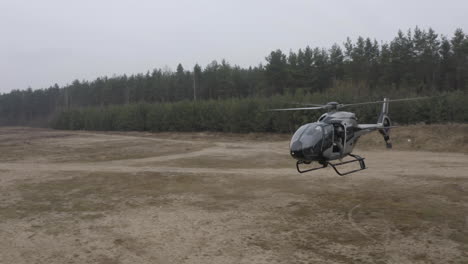 Luftbild-Eines-Militärhubschraubers,-Der-über-Dem-Trainingsfeld-Fliegt,-Drohnenaufnahme
