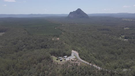 Panorama-Of-Mount-Beerwah-Of-Glass-House-Mountains-And-The-Thick-Vegetation-In-Sunshine-Coast,-Queensland,-Australia