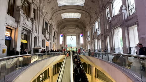 Timelapse-inside-Milano-Centrale-train-station-in-Milan-in-Italy