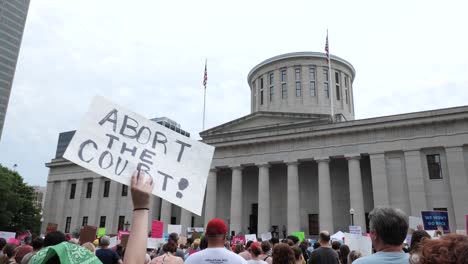 Los-Manifestantes-Se-Reúnen-En-El-Capitolio-De-Ohio-Para-Protestar-Contra-La-Corte-Suprema-Derribando-Roe-Vs