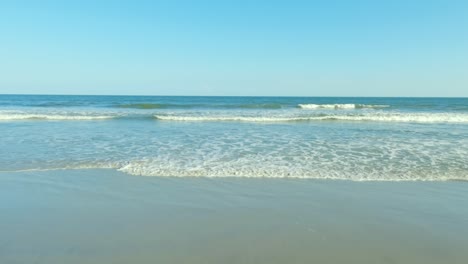 A-beautiful,-sunny-summer's-day-at-the-beach-in-Hilton-Head-Island-in-South-Carolina,-USA