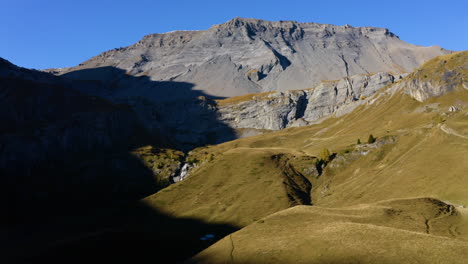 Luftaufnahme-Des-Berges-Les-Faverges-An-Einem-Sonnigen-Tag-In-Der-Nähe-Des-Tals-La-Tieche-Im-Wallis,-Schweiz