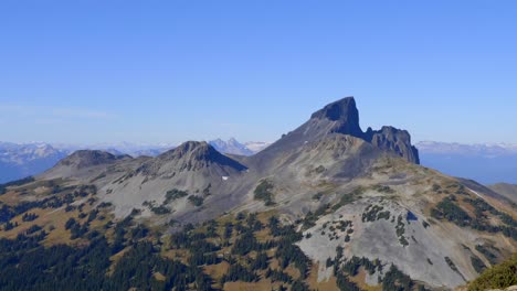 Montaña-Volcánica-De-Colmillo-Negro-Bajo-Un-Cielo-Azul-En-El-Parque-Provincial-Garibaldi-En-Canadá