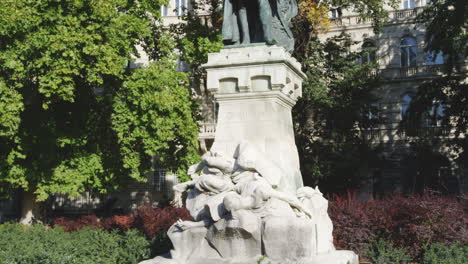 Nach-Oben-Geneigter-Schuss-Einer-Eisenstatue,-Umgeben-Von-Blumen-In-Gärten-In-Budapest,-Ungarn