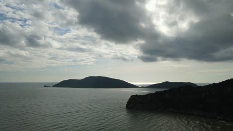 Luftaufnahmen-Rechts-Von-Diesen-Superschönen-Inseln-Am-Horizont-Und-Einem-Kalksteinberg-Im-Vordergrund
