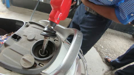 Mumbai,-Maharashtra,-India-September-1,-2022:-operator-pours-petrol-into-motorcycle-tank-hole