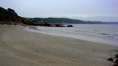 Nearly-deserted-East-Looe-Beach-in-Looe,-on-a-cold-autumn-day