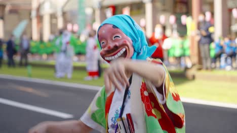 Lustige-Maskierte-Japanische-Tänzerin-Beim-Ohara-fest-In-Kagoshima