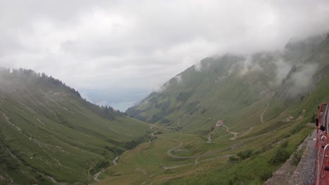 Paseo-Panorámico-En-El-Famoso-Tren-De-Cremallera-Brienz-Rothorn-Con-Espectacular-Panorama-Alpino,-Suiza