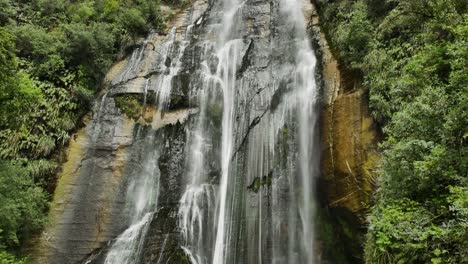 Shine-Falls-Wasserfall,-Der-Von-Einer-Klippe-In-Der-Neuseeländischen-Wildnis-Herabstürzt