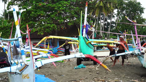 Pescadores-Balineses-Preparando-El-Barco-Para-El-Viaje-De-Pesca,-Vista-Frontal