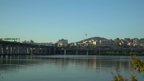 Der-Fluss-Hangang-Und-Die-Skyline-Von-Seoul-Mit-Dem-Yongsan-gu-turm-In-Südkorea---Statische-Einspielung