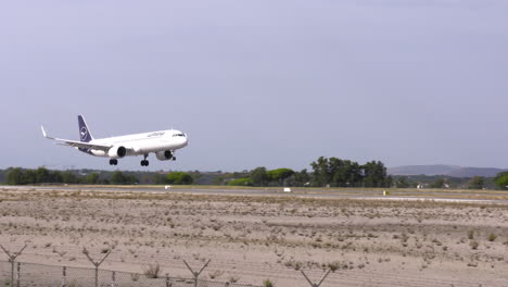 Die-Landung-Eines-Der-Airbus-A321-Neo-Flugzeuge-Der-Deutschen-Lufthansa