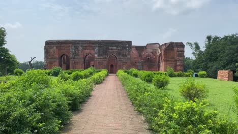 Tilt-up-shot-of-old-dilapidated-wall-of-a-fort-located-in-Dhanbad,Jharkhand-in-India-at-daytime