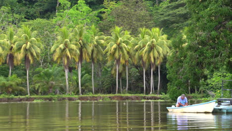 Turista-Instalando-Un-Pequeño-Bote-En-Un-Pintoresco-Paisaje-Tropical-En-La-Selva-De-Costa-Rica