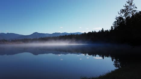 Niebla-De-La-Orilla-Del-Lago-Con-Montañas-Y-Bosque-Timelapse-Enid-Columbia-Británica-Canadá