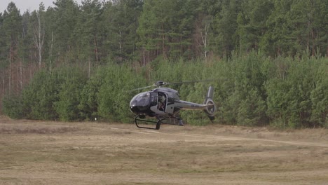 Militärhubschrauber-Airbus-Eurocopter-Ec-120-Landung-Auf-Feld-50fps