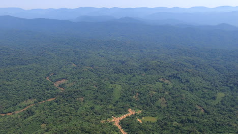Luftflug-über-Kleines-Dorf-In-Der-Nähe-Von-Schlammigem-Fluss-Im-Dschungel-Der-Demokratischen-Republik-Kongo