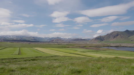 Atemberaubende-Isländische-Landschaft-Mit-Bergkette-Im-Hintergrund