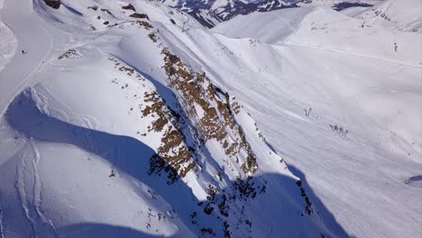 Paso-De-Drones-Sobre-La-Colina-Alpina
