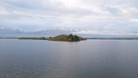 Insel-Auf-Einem-See-Mit-Südseeländischen-Alpen-Im-Hintergrund