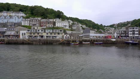 Panning-shot-looking-across-the-Looe-estuary-to-the-historic-fishing-town-of-Looe,-Cornwall,-England,-UK
