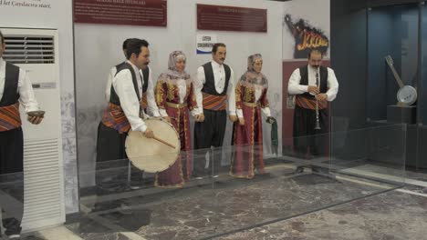 Harputenmuseum-Traditionelle-Kleidung-Und-Musikinstrumente
