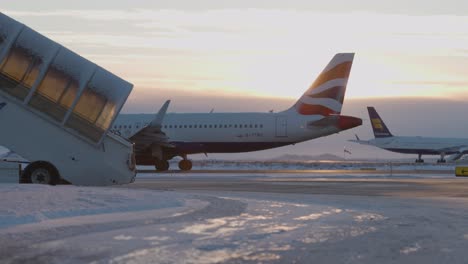 Avión-De-Airbus-Rodando-En-El-Aeropuerto-Durante-La-Temporada-De-Invierno-Al-Atardecer,-Luz-Solar-Brillante