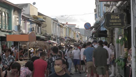 Gente-Turística-Abarrotada-De-Compras-En-Thalang-Road-En-El-Mercado-De-Los-Domingos-Por-La-Noche