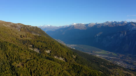 Luftaufnahme-Der-Gemeinde-Crans-Montana-Im-Kanton-Wallis-In-Der-Schweiz-Mit-Rhonetal-Und-Sustendorf-Im-Hintergrund-Im-Herbst