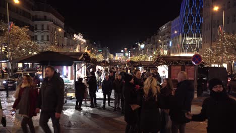 Gente-Disfrutando-De-Los-Mercados-Navideños-En-La-Plaza-Wenceslao-En-La-Noche,-Praga
