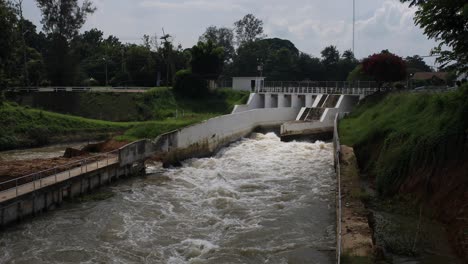 4k-De-Agua-De-Lluvia-Embravecida-Que-Fluye-Por-Un-Canal-Desde-Una-Represa-Después-De-Las-Lluvias-Monzónicas-En-Tailandia