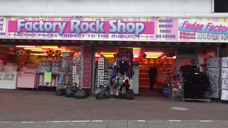 Candy-shop-next-to-the-Skegness-Seafront,-UK