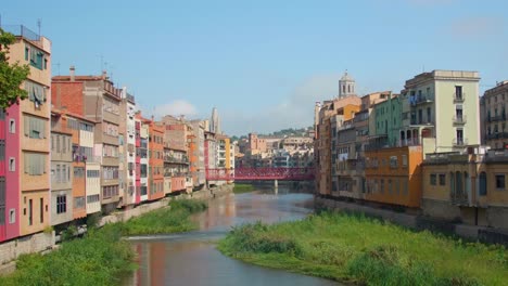 Río-Onyar-Que-Fluye-Entre-Edificios-Residenciales-En-La-Ciudad-De-Girona,-España
