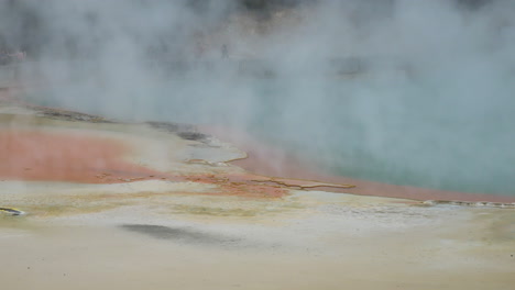 Schwenk-über-Den-Kochenden-Champagner-Pool-In-Der-Vulkanischen-Aktiven-Zone,-Wai-o-tapu