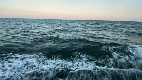 Wellen-Spritzen---Auf-Einer-Bootsfahrt-Zum-Offenen-Ozean---Zeitlupe