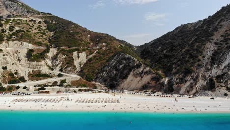 Beliebter-Und-Malerischer-Strand-Von-Myrtos-In-Kefalonia,-Griechenland---Luftdrohnenaufnahme