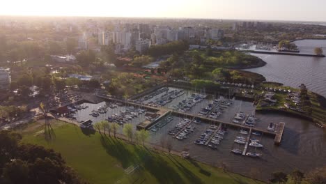 Yacht-Club-Olivos-Im-Hafen-Von-Buenos-Aires-Mit-Skyline-Und-Stadtbild-Bei-Sonnenuntergang-Im-Hintergrund
